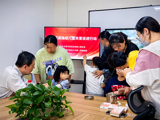 图为义诊活动现场